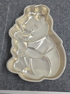 Wilton  Walt Disney Winnie the Pooh Aluminum Cake Pan